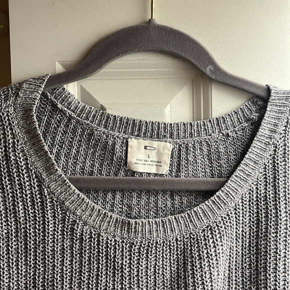 Grey sweater with lace trim - Picture 3 of 6